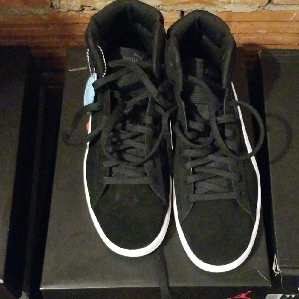 Sneakers - Picture 2 of 3